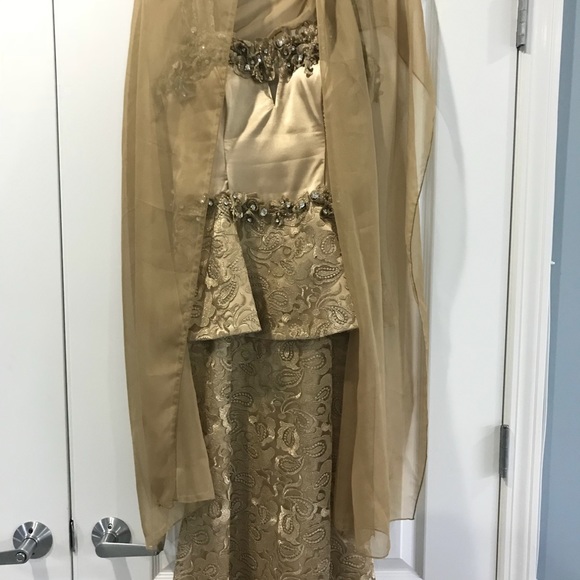 Gold Lace Peplum Gown Size 4 - Picture 6 of 10